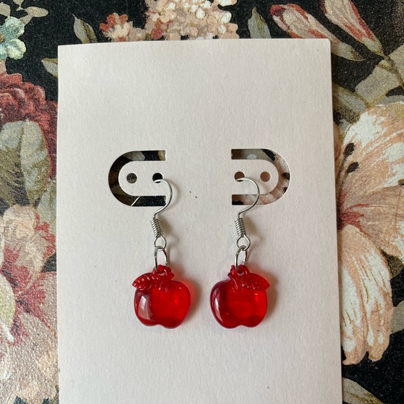 🍎 Red Apple Earrings - Picture 5 of 6